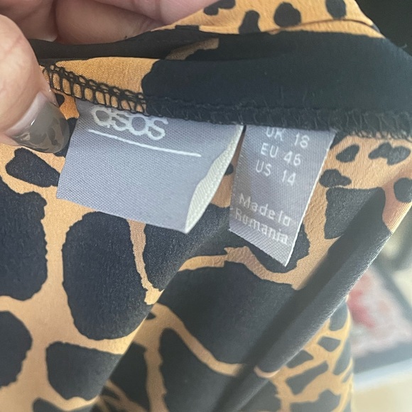 ASOS CURVE wrap mini dress with extreme sleeves in animal print - Picture 4 of 11